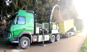 Holzschnitzelhacker mit Ladewagen